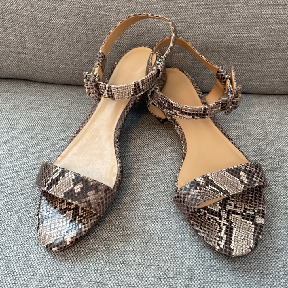 🥰Banana Republic snake print sandals